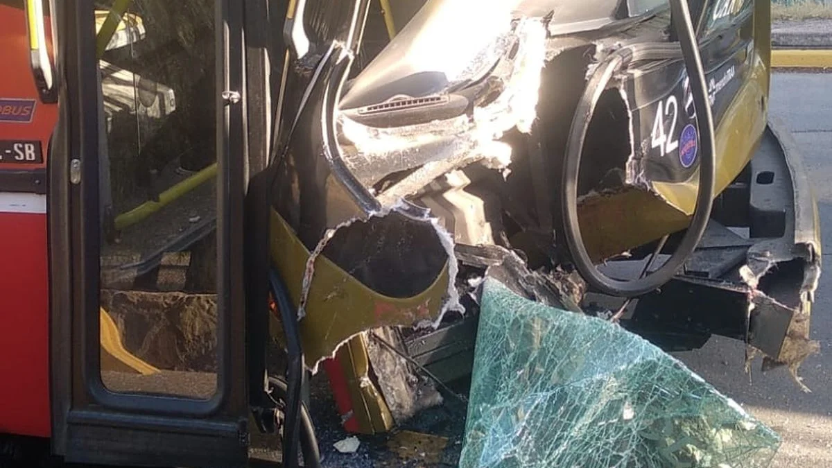 Dos colectivos chocaron frente a la Universidad Nacional de Cuyo y hay lesionados