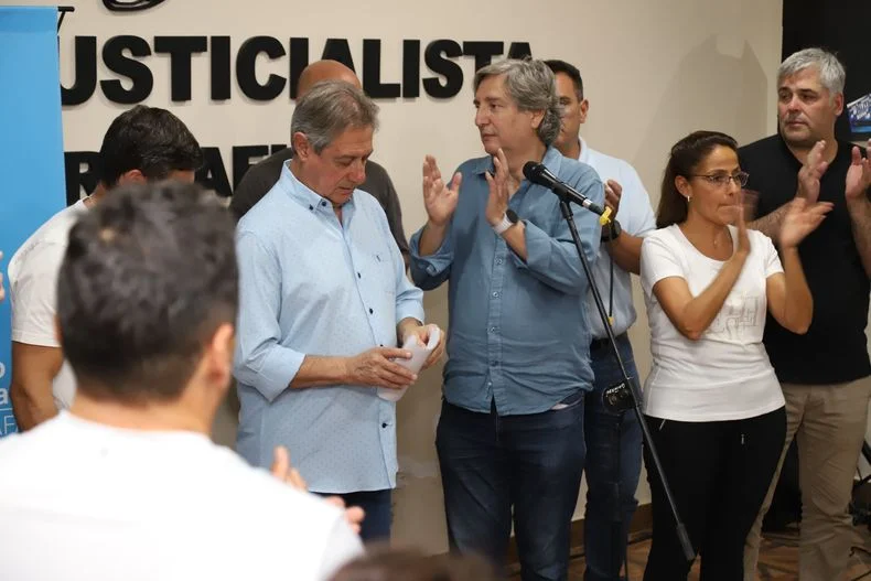 Omar y Emir Félix, junto a Cristina Da Dalt, en la sede del PJ sureño.