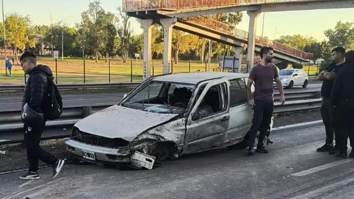 Impactante accidente en Guaymallén: estaba alcoholizado cruzó el guardarraíl, volcó y chocó a otro auto