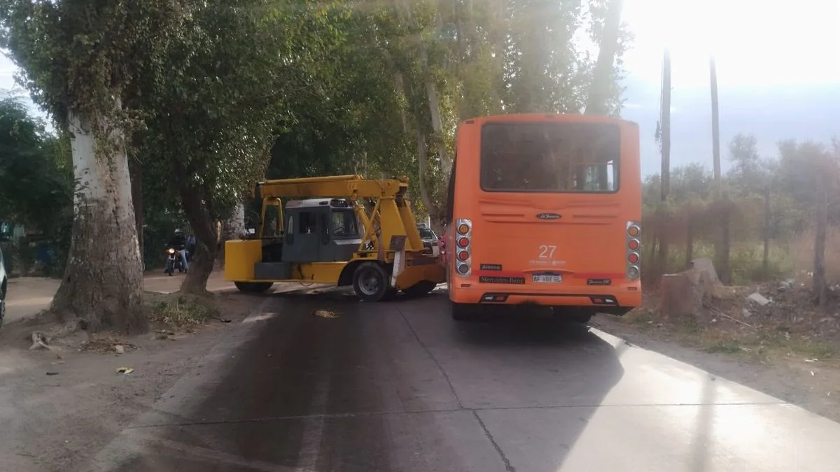 Una grúa chocó a un colectivo de la línea 500: ocho pasajeros sufrieron golpes