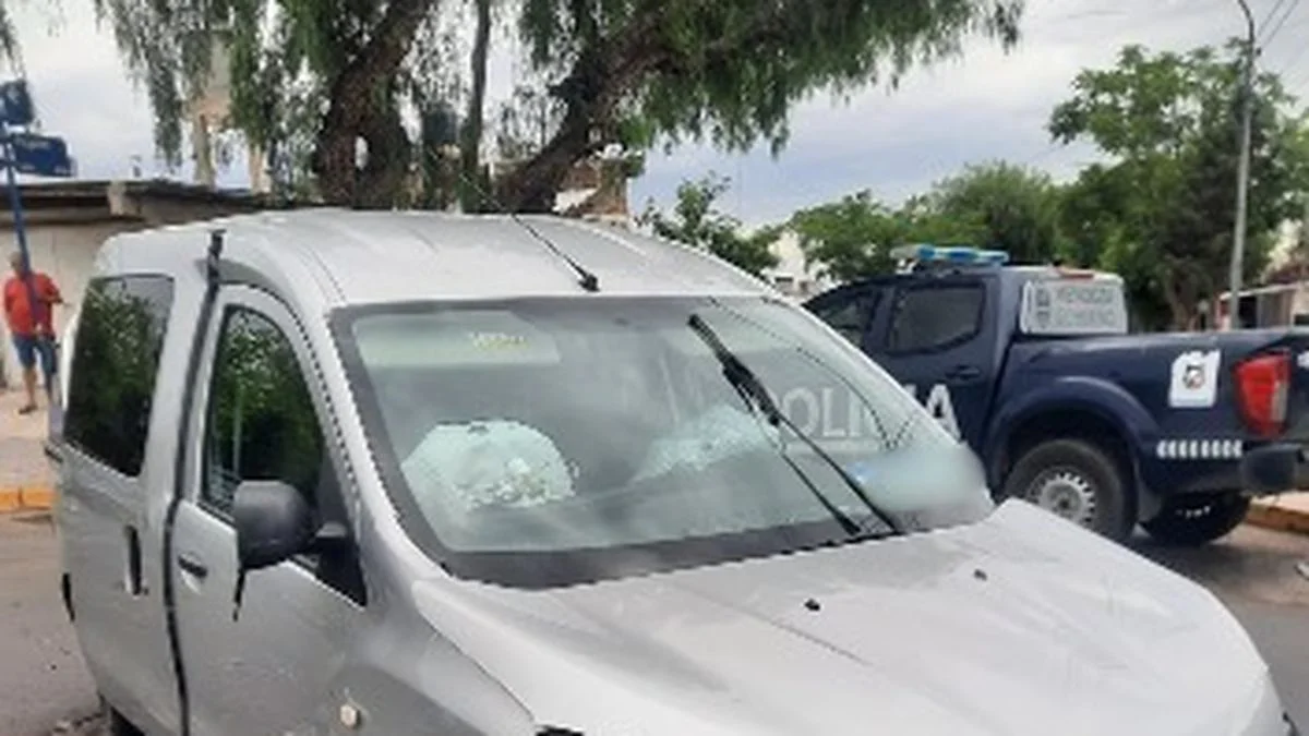 Doble choque en Godoy Cruz: manejaba una camioneta robada, chocó dos móviles policiales e intentó huir a pie