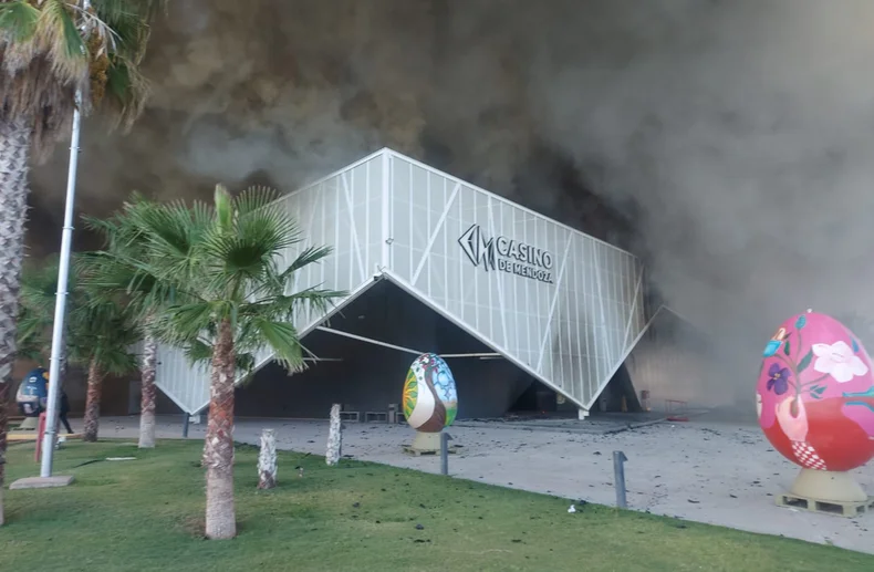 El incendio del casino destapó una vieja guerra entre bomberos por recursos e intervenciones