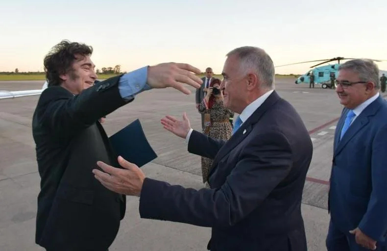 Javier Milei y el peronista que gobierna Tucumán, Osvaldo Jaldo. 