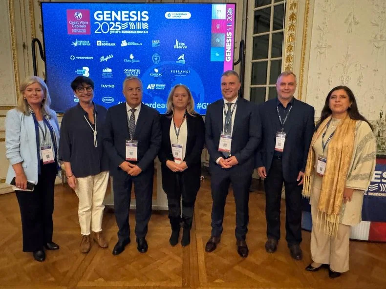 El gobernador Alfredo Cornejo de viaje en Francia, junto al intendente de Godoy Cruz, Diego Costarelli.