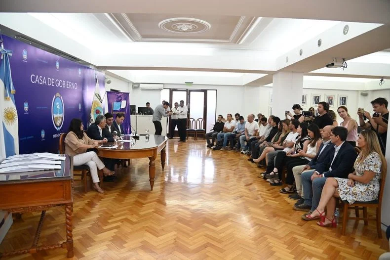Cornejo junto funcionarios y beneficiarios del programa que busca incentivar inversiones en turismo.&nbsp;