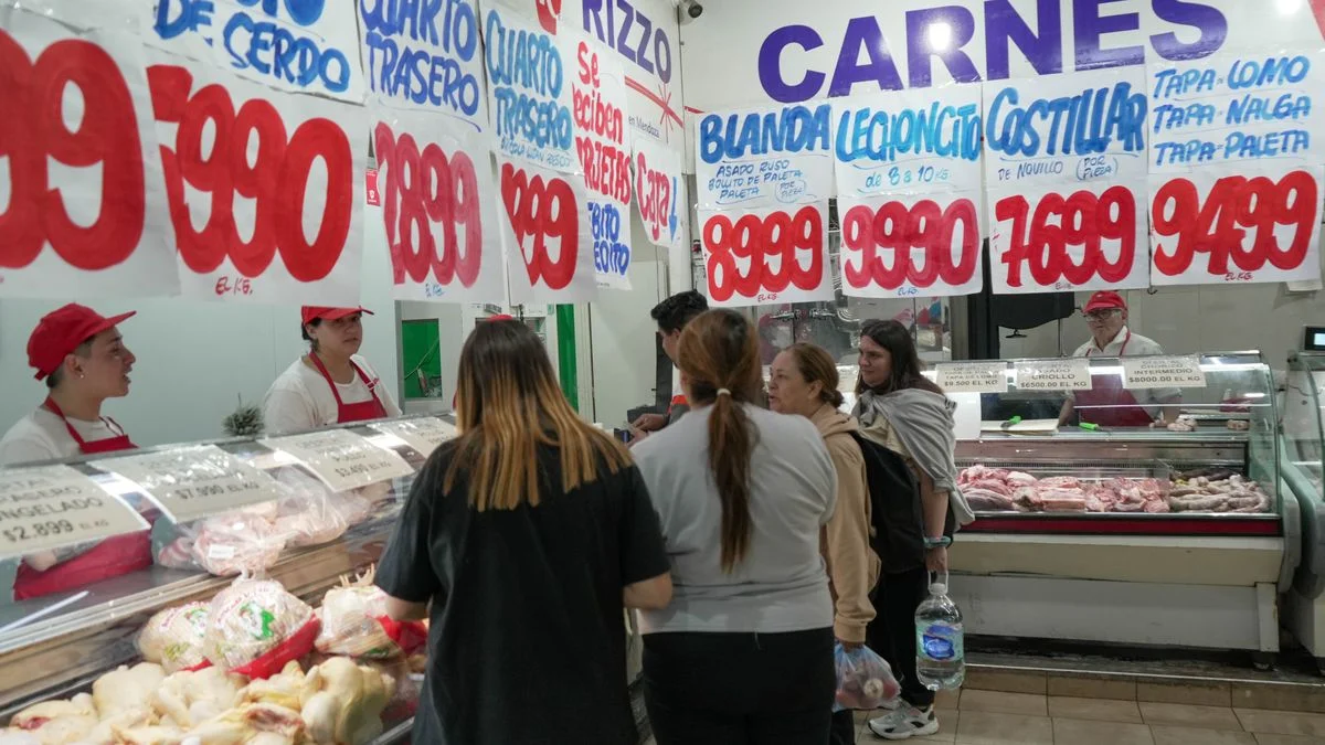 Intentó colarse en la carnicería y lo apuñaló en plena calle: vecinos lo redujeron a golpes