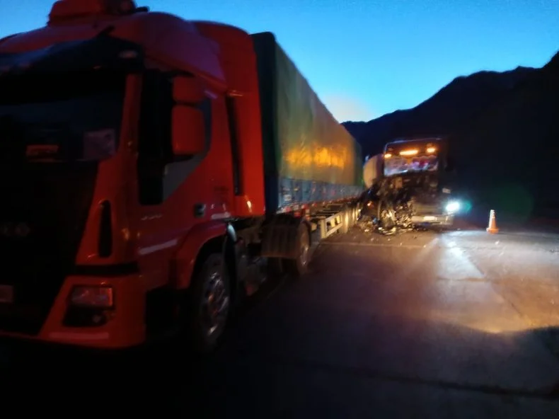 Choque de dos camiones en la ruta nacional 7