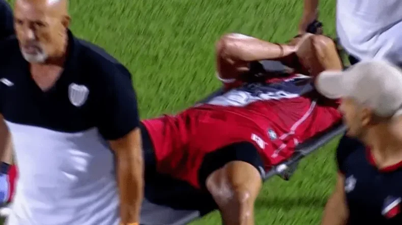 Juan Arno, futbolista de Deportivo Maip&uacute;, sale entre l&aacute;grimas de la cancha.