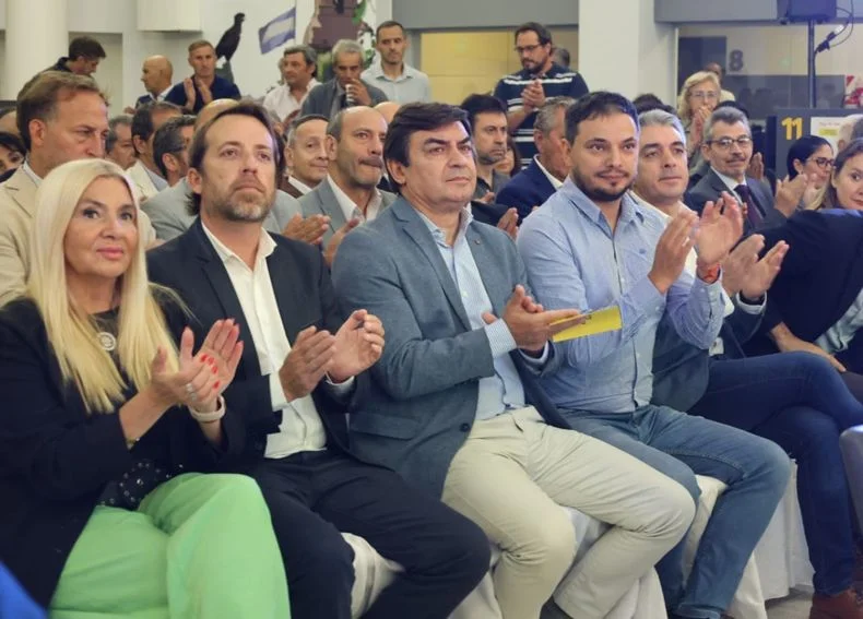 &Aacute;lvaro Mart&iacute;nez, sentado a la derecha de Omar De Marchi, ir&aacute; por la reelecci&oacute;n en el cargo de diputado nacional.&nbsp;