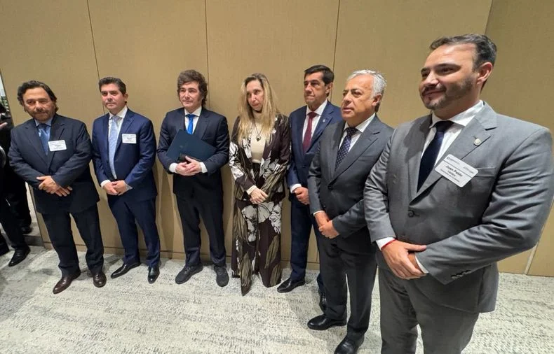 Los Miley, Cornejo y otros gobernadores que se subieron al avi&oacute;n presidencial.&nbsp;