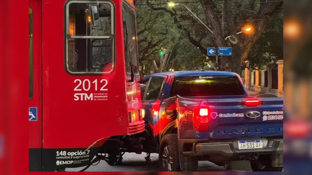 Fuerte choque entre el Metrotranvía y una camioneta en Ciudad: hubo demoras en el tránsito