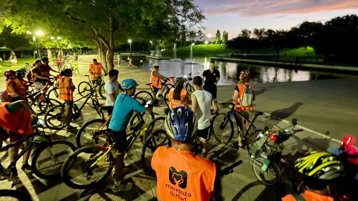 Paseos en bicicleta de noche: cuál es la propuesta gratuita en la Ciudad