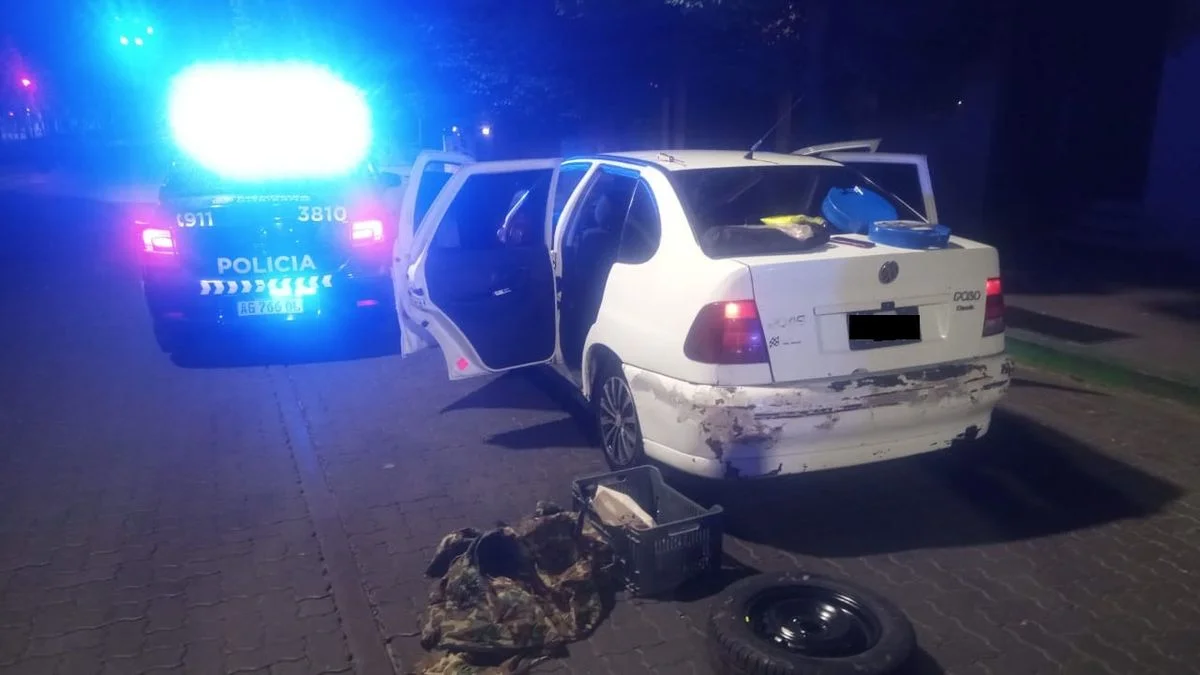 Detuvieron a tres hombres, acusados por robar elementos de un auto en la Ciudad de Mendoza