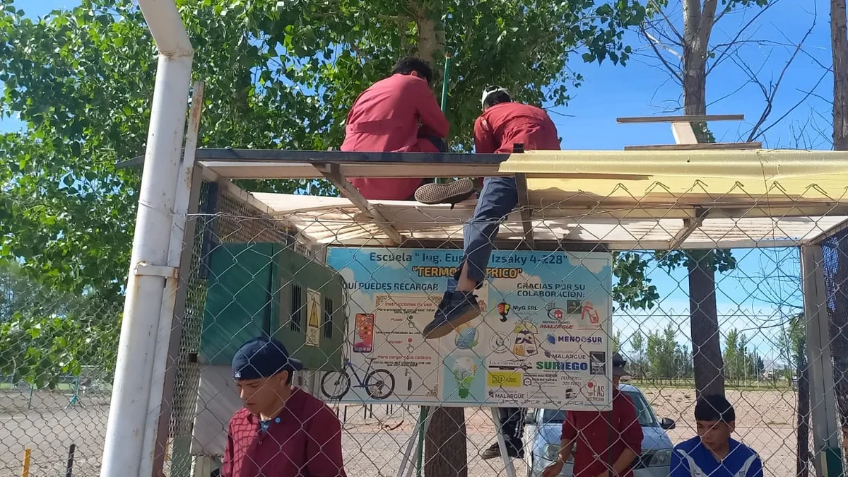 Alumnos de una escuela de Malargüe repararon el termotanque solar del polideportivo