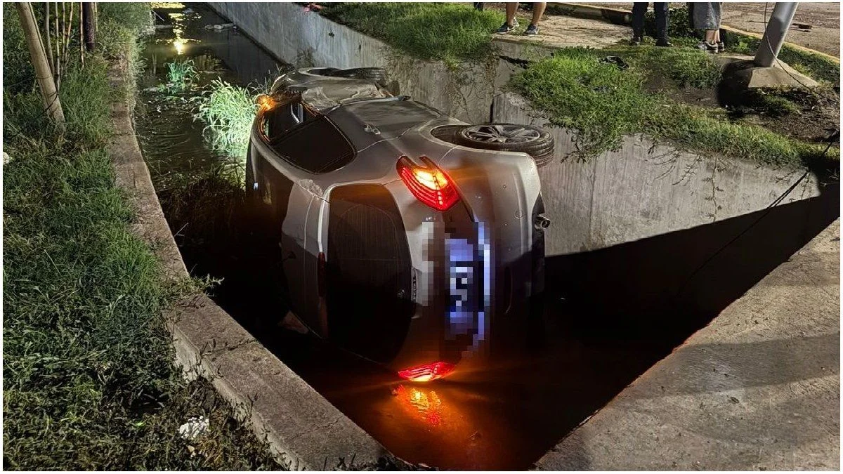 Volcó con su auto en Guaymallén y terminó cayendo dentro de un canal