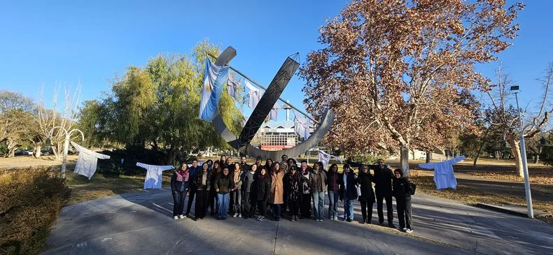 Alumnos y personal de la Facultad de Ciencias Exactas y Naturales en la intervenci&oacute;n. La decana, Julieta Aranibar, estuvo en la Legislaturas junto al vicerrector Gabriel Fidel.&nbsp;