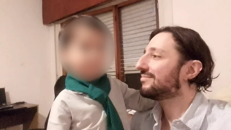 El padre del chico quedó detenido acusado por los femicidios