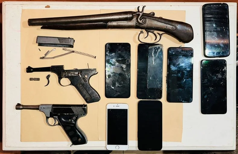 Las armas y tel&eacute;fonos secuestrados