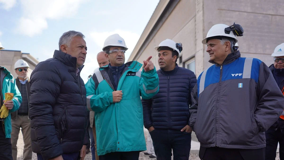 Las Heras: Cornejo recorrió el Parque Solar El Quemado junto al CEO de YPF Luz