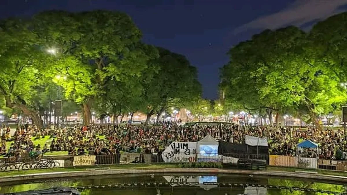 Vigilia por el agua: miles de vecinos colmaron la Plaza Independencia antes de la votación
