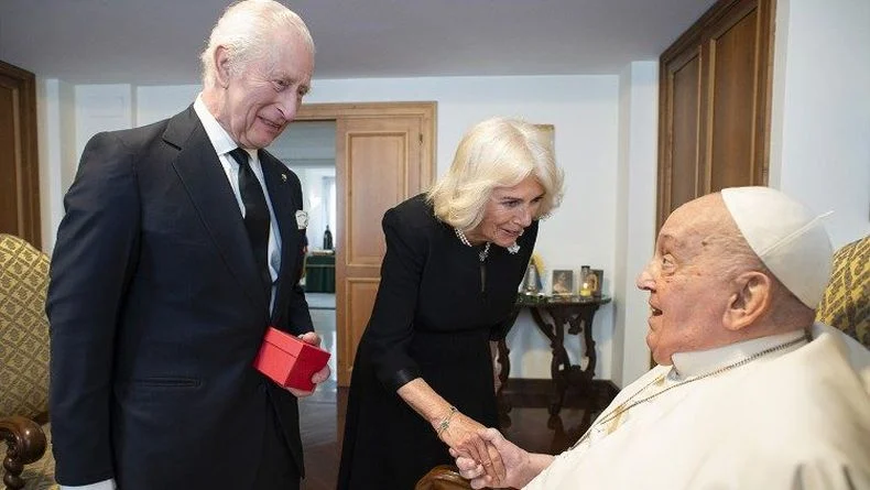 Encuentro del papa Francisco con el rey Carlos III y la reina Camila