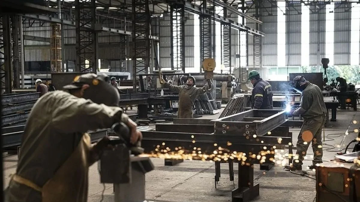 Crecen los sectores que no generan empleo masivo y se derrumban la industria, la construcción y el comercio