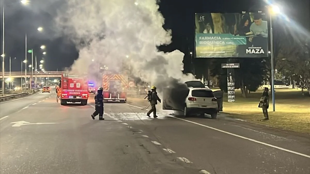 Fotos: alarma por una camioneta que se incendió en pleno Acceso Este