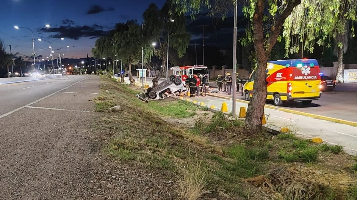 Un joven de 25 años murió tras volcar y chocar contra un poste en la calle Paso de Maipú