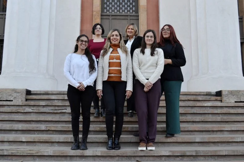 Equipo Completo.&nbsp;Carina Ginestar encabeza el equipo de Peque&ntilde;as Causas integrado por: Celmira Rom&aacute;n; Johana Aballay; Zamira Estrada; Claudia Cagliari y Carla Vannucci.