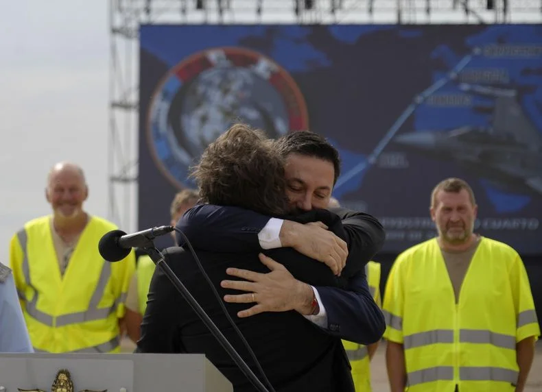 El abrazo entre Luis Petri y el presidente Javier Milei.