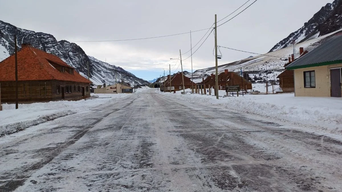 Más de seiscientos camioneros esperan en alta montaña la reapertura del paso a Chile, donde sigue nevando