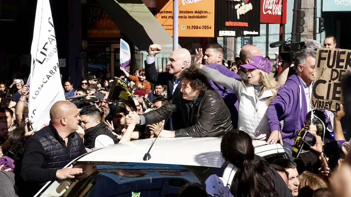 "Kukas tira piedras": la reacción de Milei al ataque que sufrió en plena caravana electoral