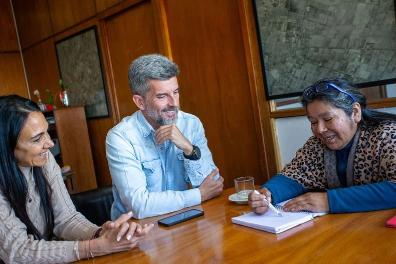 El intendente de la Capital, Ulpiano Su&aacute;rez, recibi&oacute; a la due&ntilde;a del pato Juan.&nbsp;