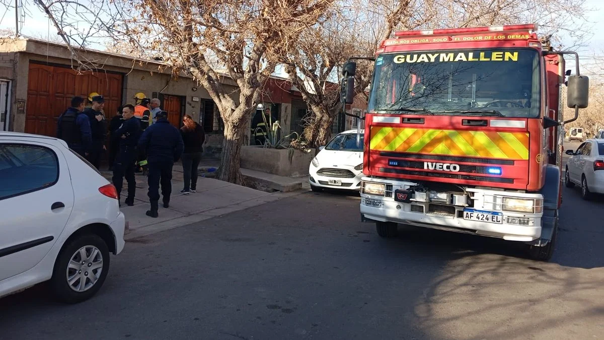 Se derrumbó el techo de una vivienda en Guaymallén y rescataron a mascotas atrapadas