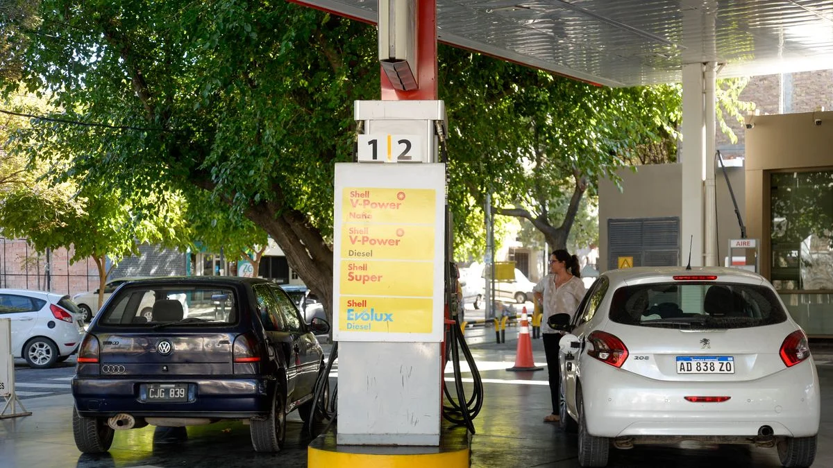 Shell y Axion se suman a YPF y también bajaron los precios de los combustibles