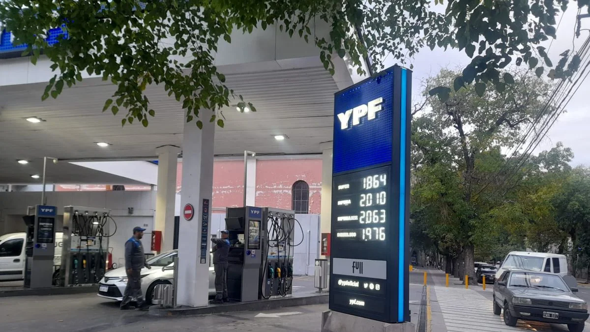 Descontrol total: YPF volvió a subir el precio de sus combustibles