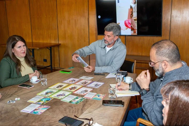 “Pequeños Guardianes – Especial: Infancias Valientes” no es un simple juego de cartas, sino una herramienta educativa y emocional.