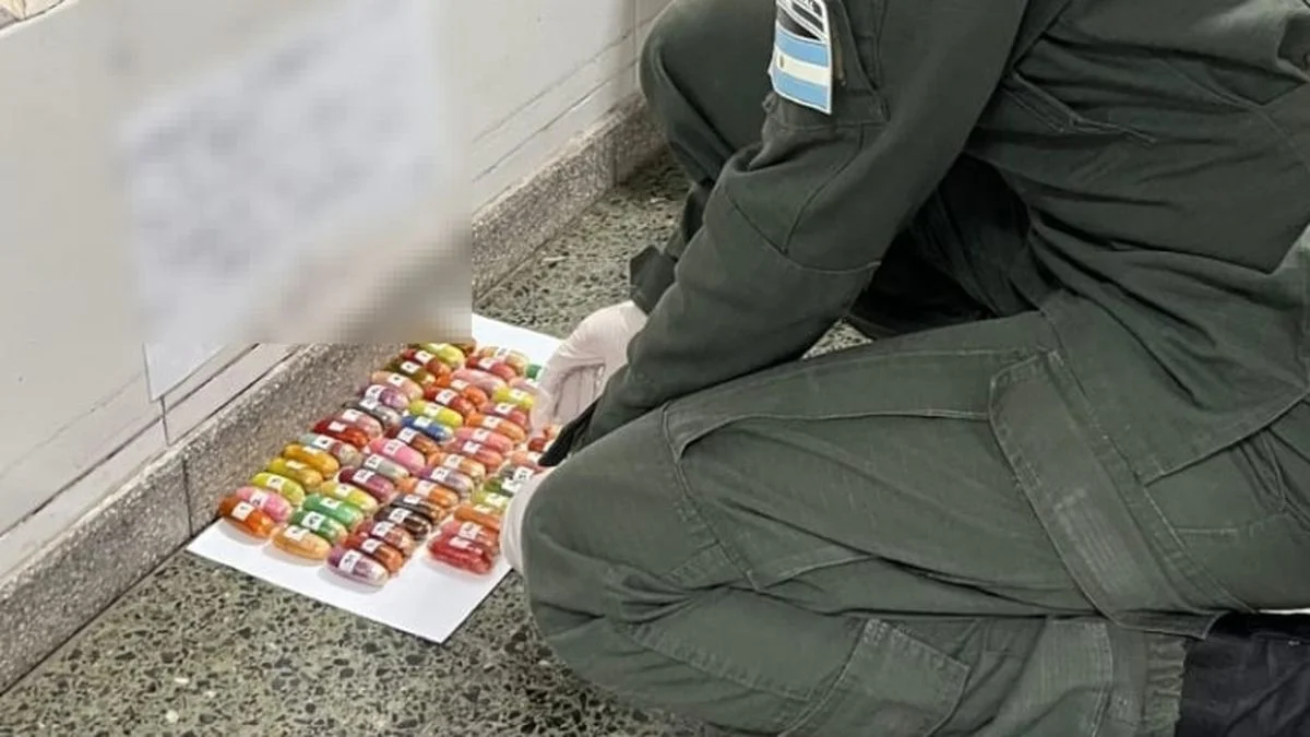 Detienen al pasajero de un micro con destino a Mendoza por ingerir 95 cápsulas con un kilo de cocaína