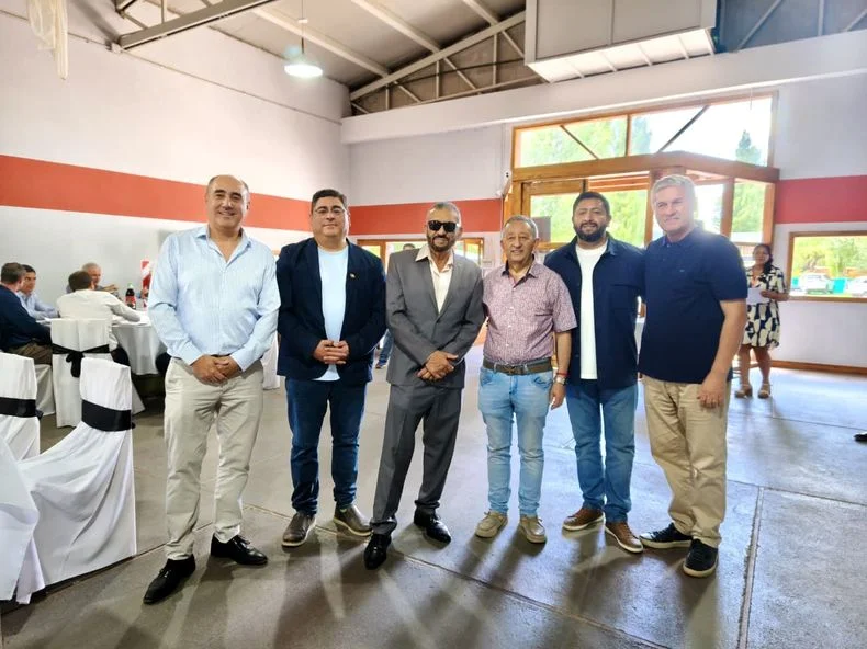 Santiago Laugero, presidente de la FEM (izquierda) junto a empresarios y el intendente de Malarg&uuml;e, Celso Jaque.&nbsp;