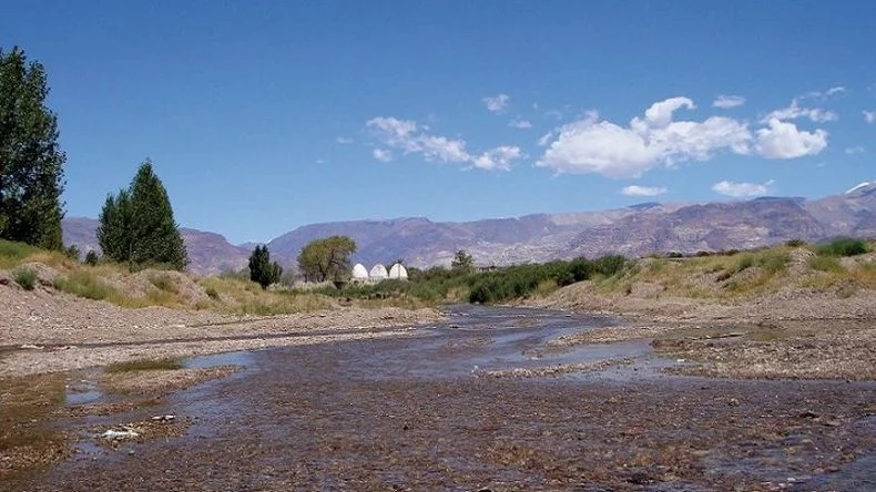 Las subcuencas que yacen bajo San Jorge están interconectadas y una posible contaminación llegaría al río Mendoza, señala un informe técnico. 