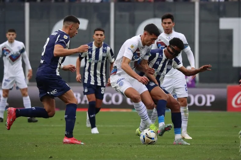 Con un hombre de más, Godoy Cruz no pasó del empate contra Talleres.