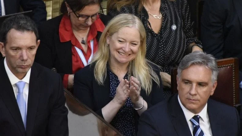 La vicegobernadora criticó, como médico a Facundo Manes, y Julio Cobos se metió. 