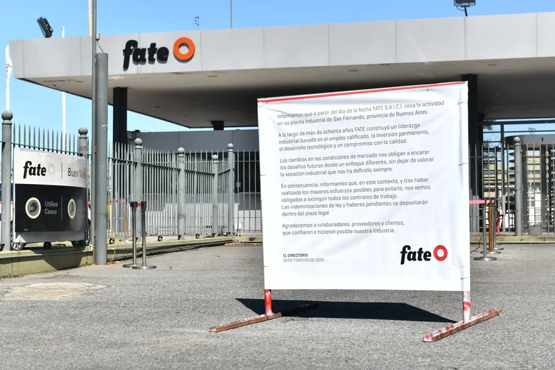 Fate cerró su planta y despidió más de 900 empleados, que fueron notificados con un cartel. 
