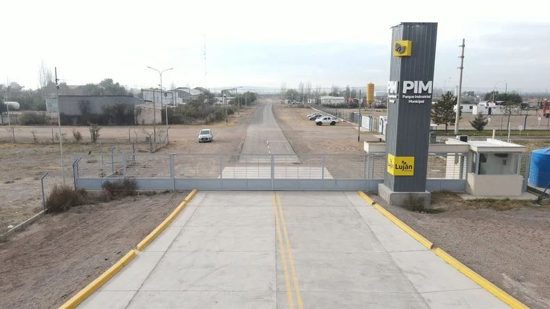 Vista desde el ingreso al Parque Industrial Municipal de Luján de Cuyo. 