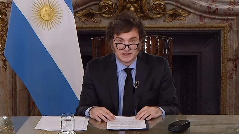 Milei presentará el presupuesto por cadena nacional este lunes a las 21, al filo del límite legal. 