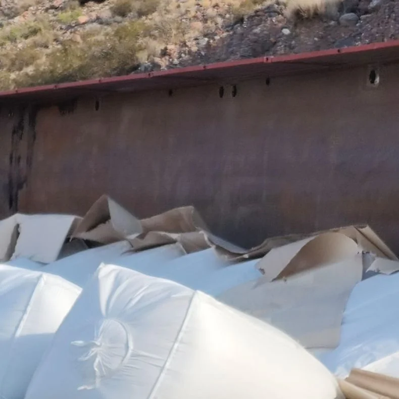 Un cami&oacute;n, cagado de bolsones de az&uacute;car, volc&oacute; en la Ruta 7.&nbsp;