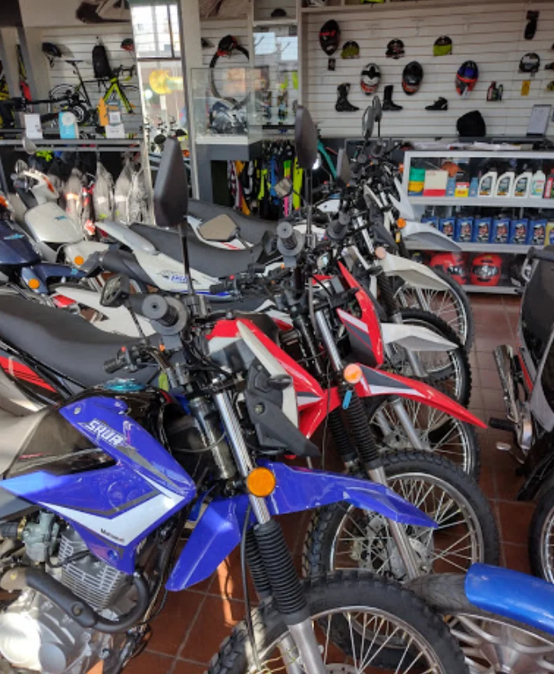 El interior del local de Andes Motors, en Guaymall&eacute;n.