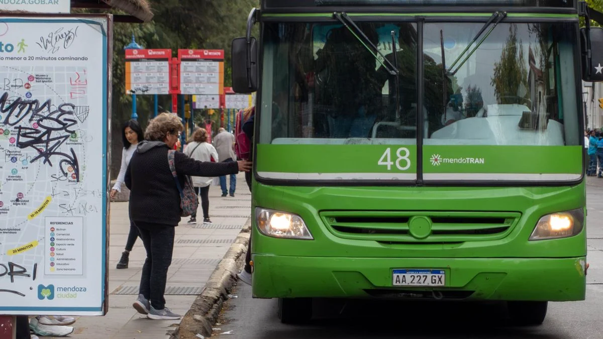 Inseguridad en las paradas y boleto por las nubes: lo que más critican los usuarios de micros en Mendoza