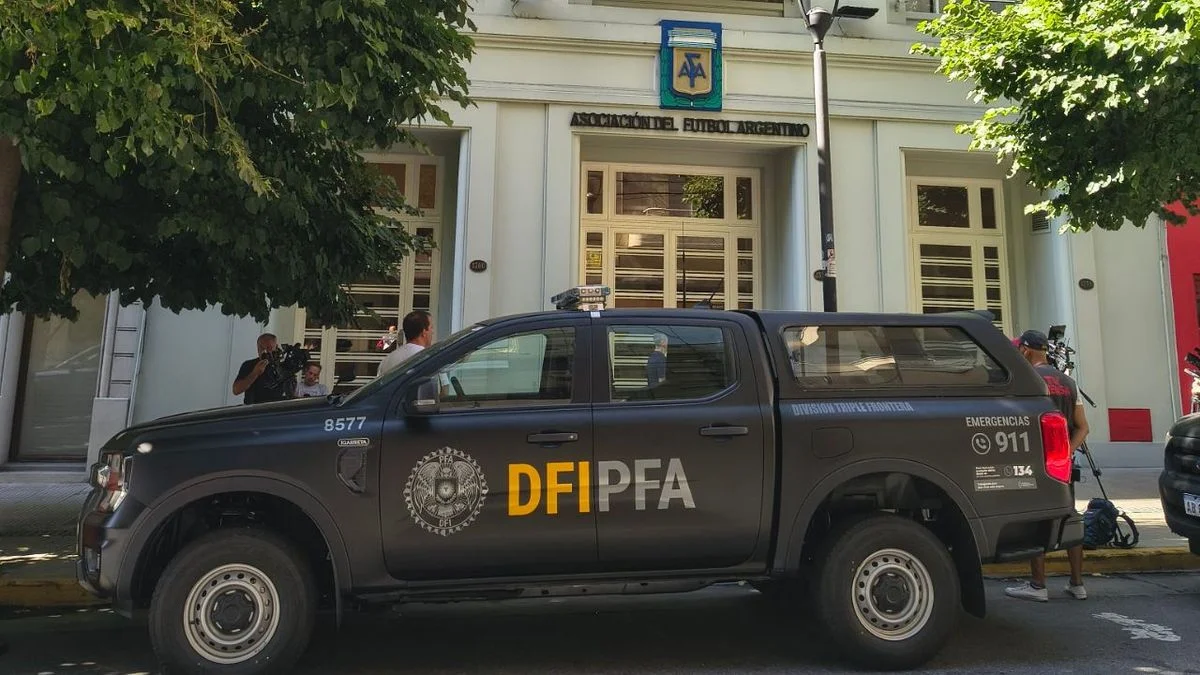 Sismo en el fútbol argentino: la Justicia allana la AFA y el predio de Ezeiza por presunto lavado de dinero