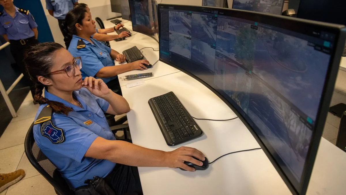 Los detuvieron tras ser detectados armados y con un televisor en la vía publica en Guaymallén